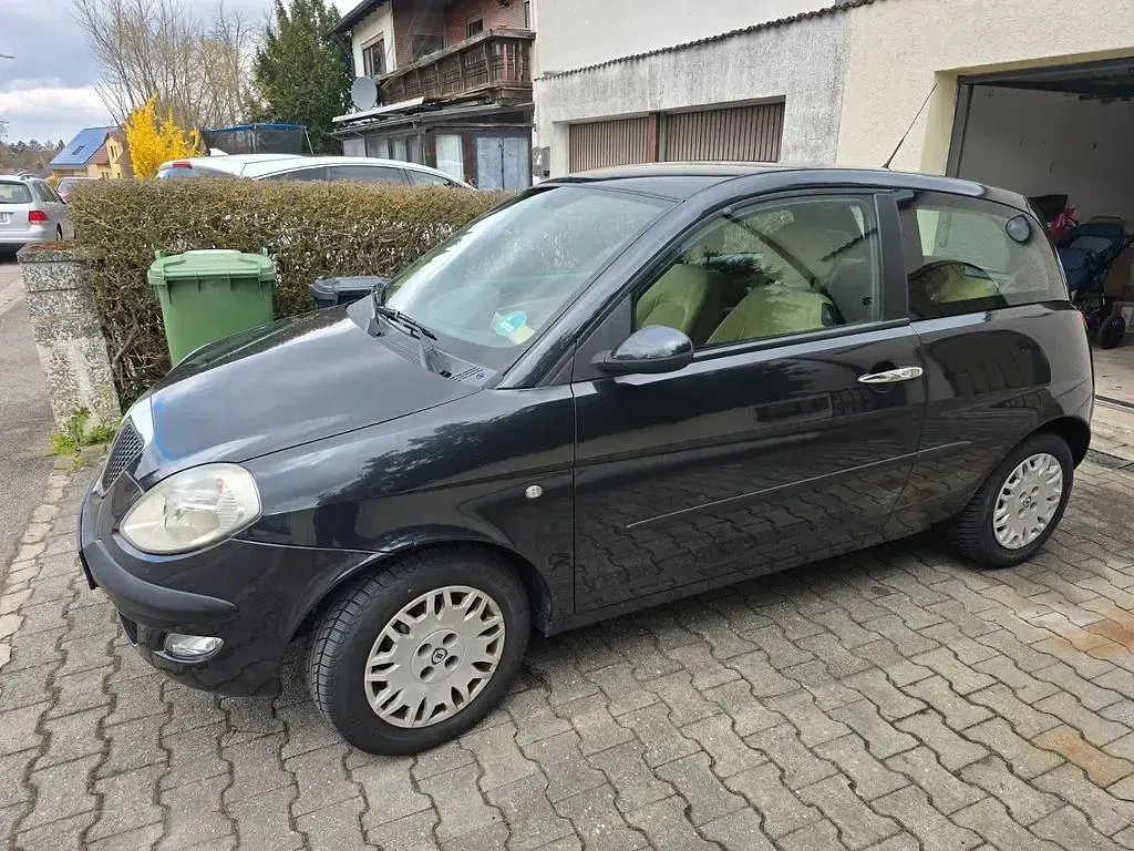 Second-hand Lancia Ypsilon 60 CP (44 kW) 2004 Negru Hatchback