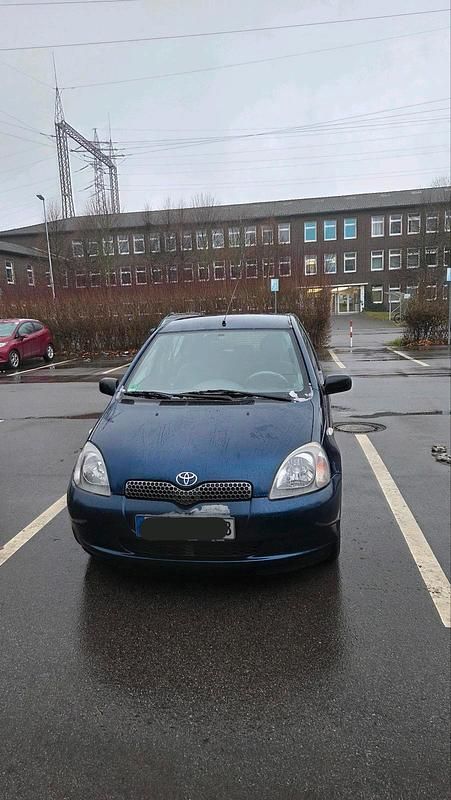 Blau Gebraucht 2001 Toyota Yaris Kleinwagen | 2.400 € (Etwas zu teuer) - Bild 1/4