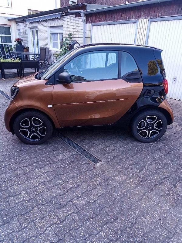 Braun Gebraucht 2017 Smart ForTwo Coupé Passion Kleinwagen | 12.990 € (Guter Preis) - Bild 1/4