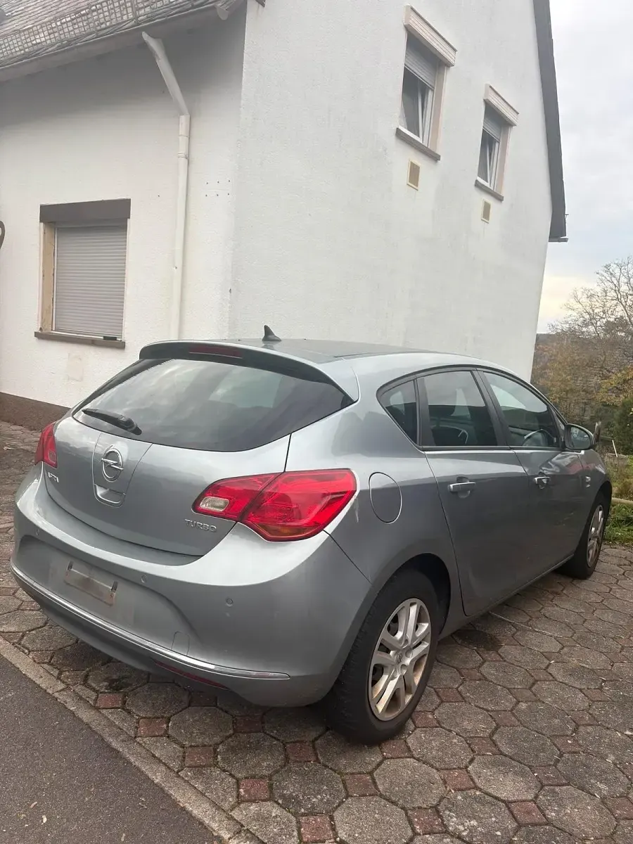 Gebraucht Opel Astra 140 PS (102 kW) 2013 Silber Limousine