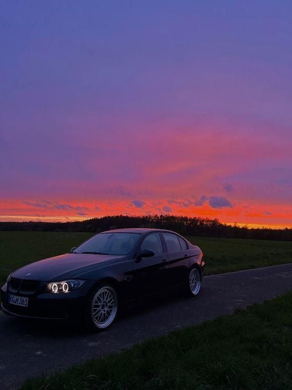 Schwarz Gebraucht 2005 BMW 320 Sport Line Limousine | 8.000 € - Bild 1/4