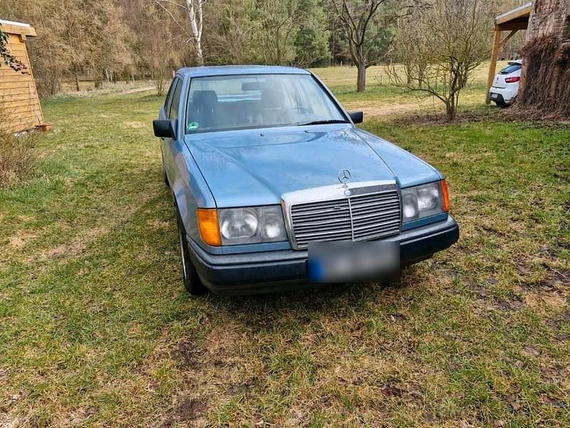 Gebraucht Mercedes E230 132 PS (97 kW) 1988 Blau Limousine