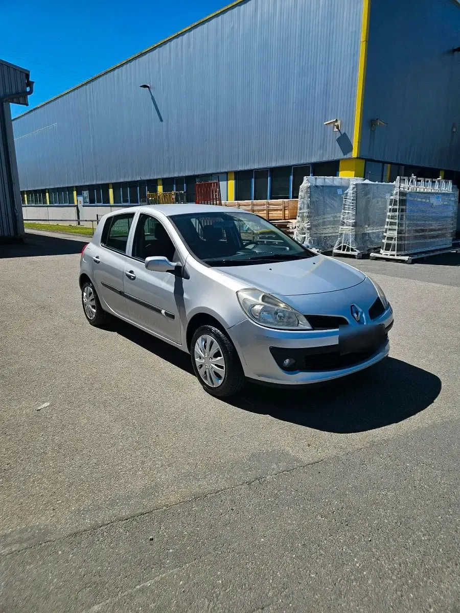 Używany Renault Clio II 75 KM (55 kW) 2008 Srebrny Hatchback