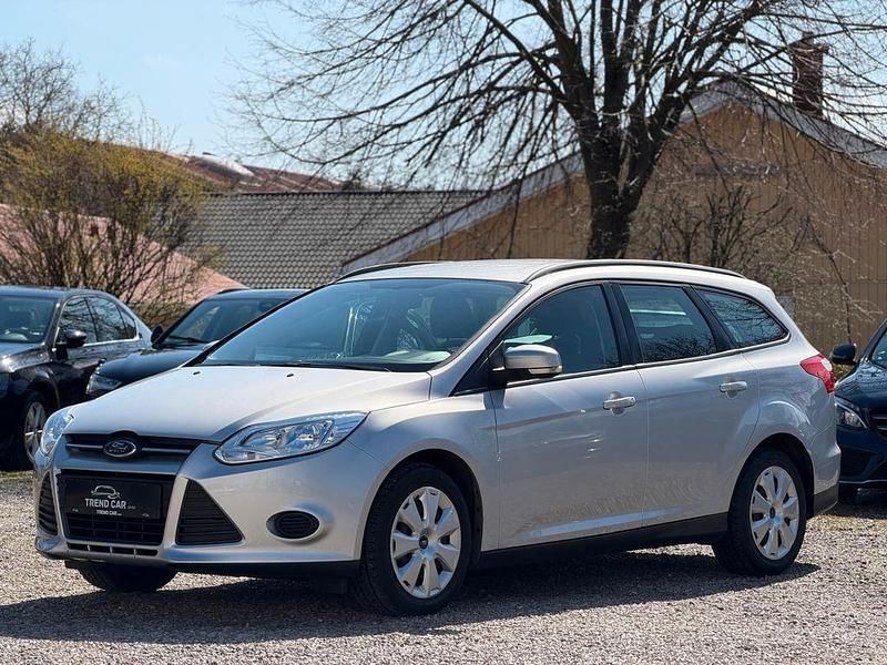 Gebraucht Ford Focus Trend 105 PS (77 kW) 2011 Silber Limousine