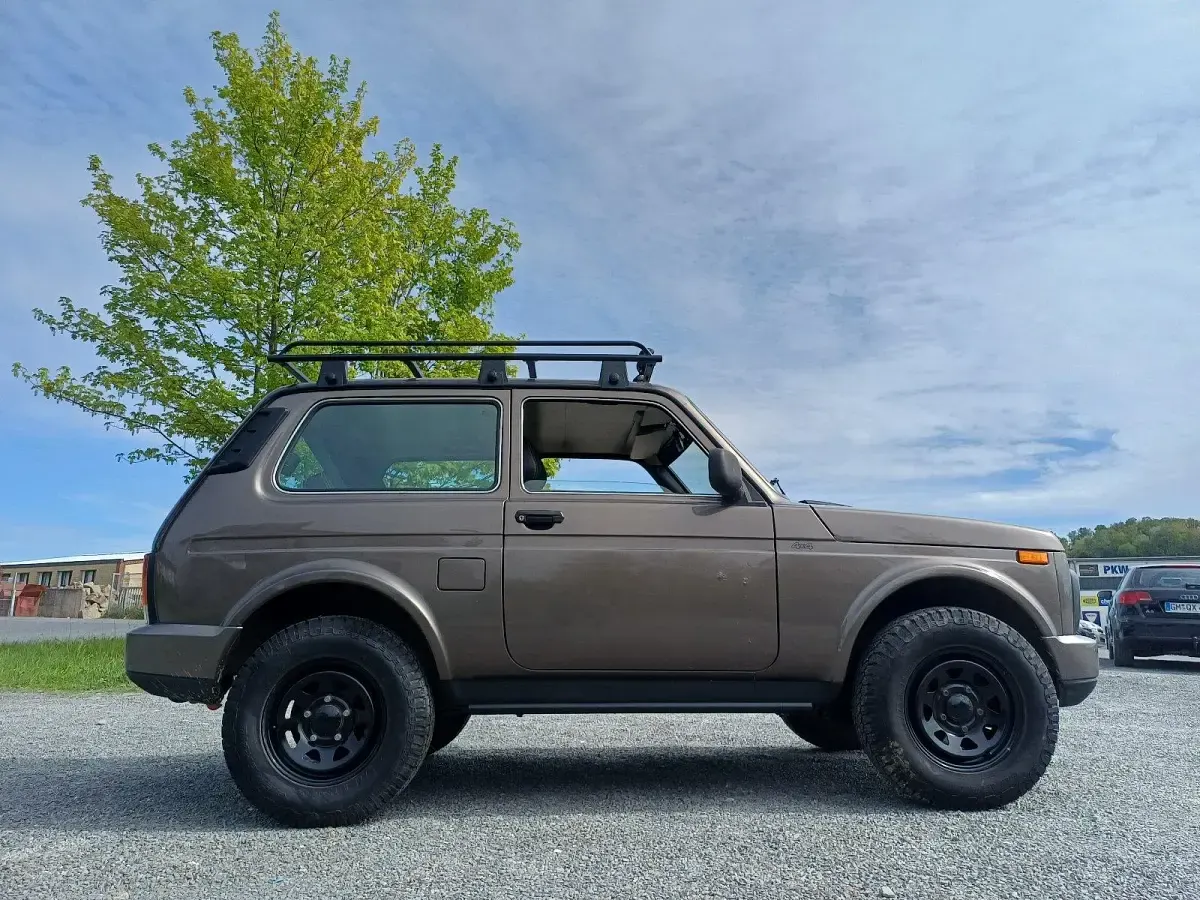 Usata Lada Urban 83 CV (61 kW) 2017 Marrone SUV