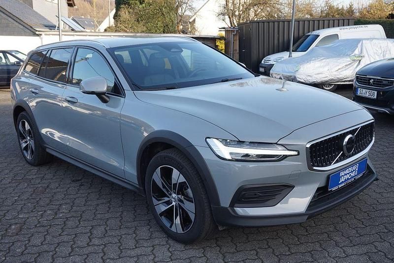 Gebraucht Volvo V60 CC Plus 197 PS (144 kW) 2023 Vapour grey Kombi