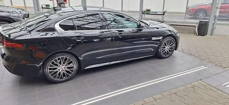 Schwarz Gebraucht 2020 Jaguar XE R-Dynamic Limousine | 24.800 € (Fairer Preis) - Bild 1/4