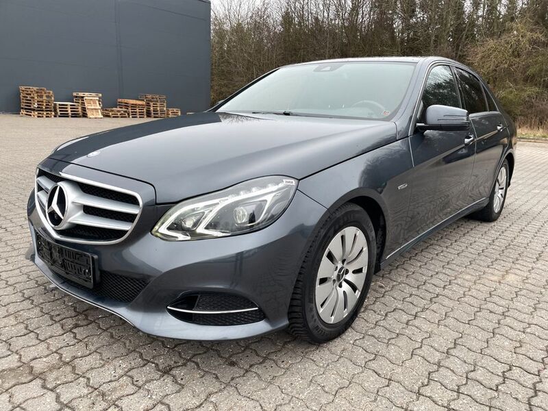 Grau Gebraucht 2015 Mercedes E220 Edition Limousine | 14.300 € (Superpreis) - Bild 1/4
