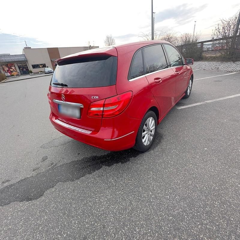 Gebraucht Mercedes B180 109 PS (80 kW) 2015 Rot Van / Kleinbus