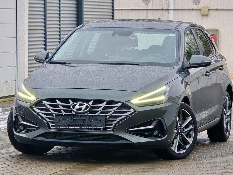 Grau Gebraucht 2024 Hyundai i30 Trend Limousine | 18.490 € (Fairer Preis) - Bild 1/4