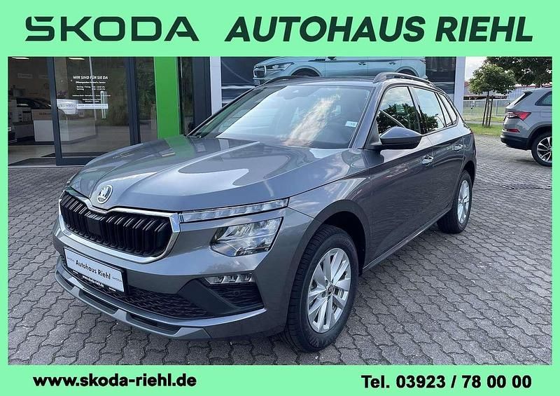 Graphitegrau metallic Neu 2025 Skoda Kamiq Selection SUV | 26.490 € (Guter Preis) - Bild 1/4