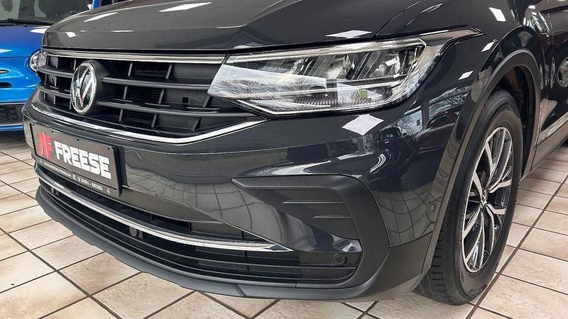 Gebraucht VW Tiguan Life 150 PS (110 kW) 2021 Uranograu/cinza urano SUV