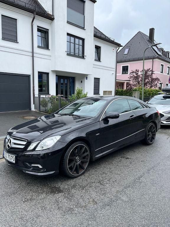 Schwarz Gebraucht 2009 Mercedes E350 AMG Coupé | 13.899 € (Fairer Preis) - Bild 1/4