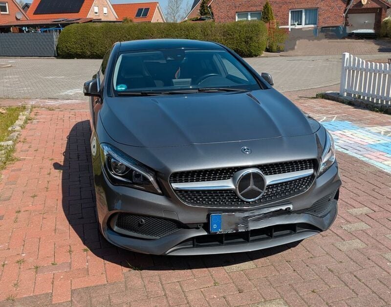 Grau Gebraucht 2019 Mercedes CLA180 Shooting Brake Kombi | 19.100 € (Guter Preis) - Bild 1/4