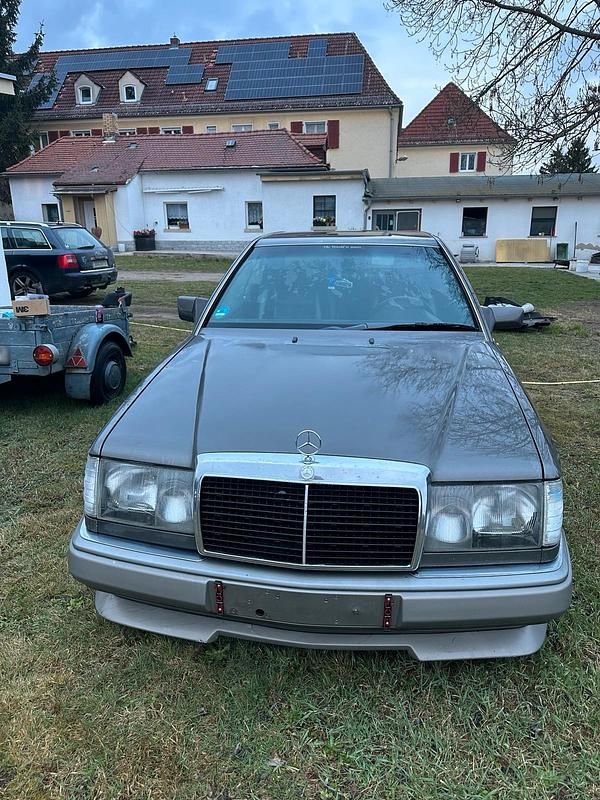 Gebraucht Mercedes 230 136 PS (100 kW) 1989 Silber Coupé