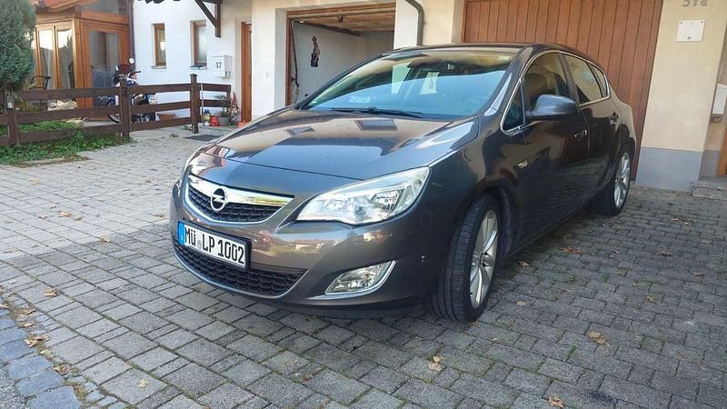 Grau Gebraucht 2012 Opel Astra Color Edition Limousine | 3.750 € (Guter Preis) - Bild 1/4
