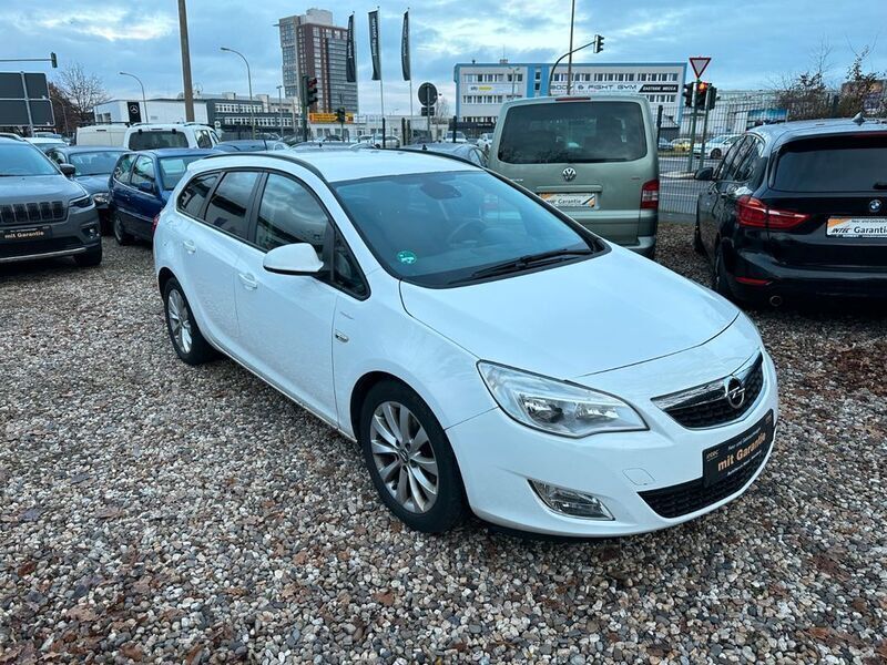 Weiß Gebraucht 2011 Opel Astra Design Edition Kombi | 2.750 € (Guter Preis) - Bild 1/4
