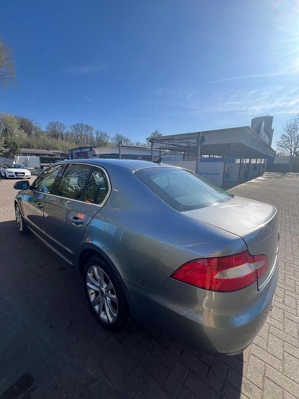 Gebraucht Skoda Superb 160 PS (117 kW) 2010 Grau Limousine