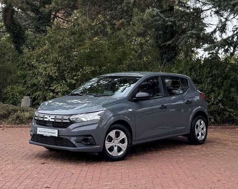 Grau Gebraucht 2024 Dacia Sandero Essentiel Kleinwagen | 13.499 € (Superpreis) - Bild 1/4