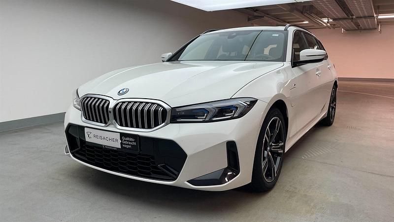 Alpinweiß uni Gebraucht 2024 BMW 330e Comfort Edition Kombi | 44.979 € (Etwas zu teuer) - Bild 1/4