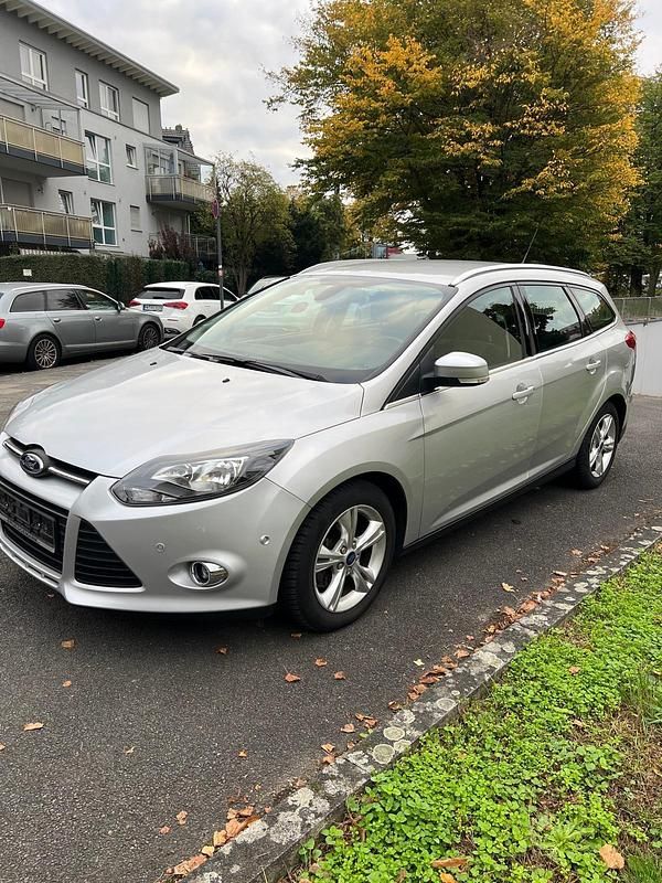 Silber Gebraucht 2012 Ford Focus Kombi | 2.200 € (Superpreis) - Bild 1/4