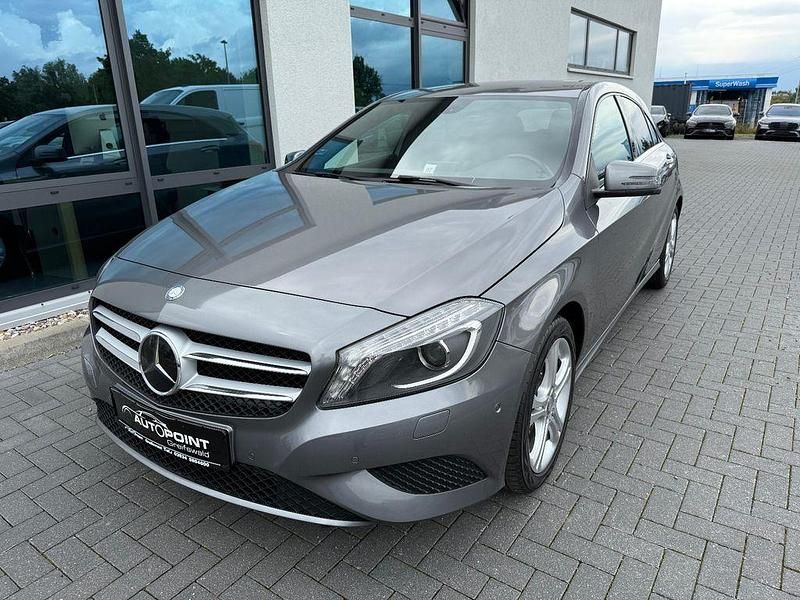 Gebraucht Mercedes A180 122 PS (89 kW) 2015 Grau Limousine