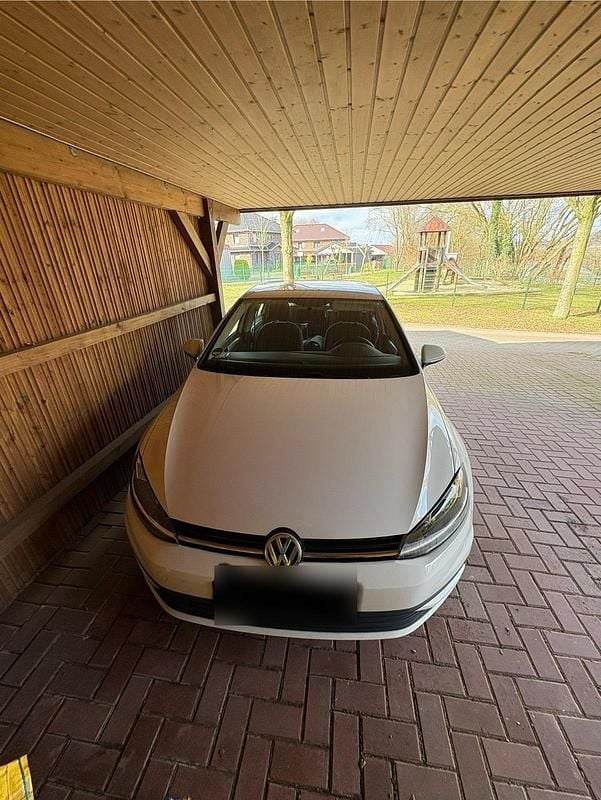 Gebraucht VW Golf VII Trendline 110 PS (80 kW) 2018 Weiß Limousine