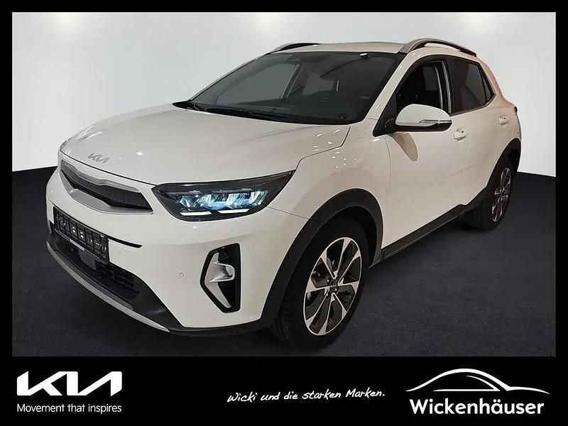 (ud) clear white s Gebraucht 2024 Kia Stonic Spirit SUV | 23.490 € (Etwas zu teuer) - Bild 1/4