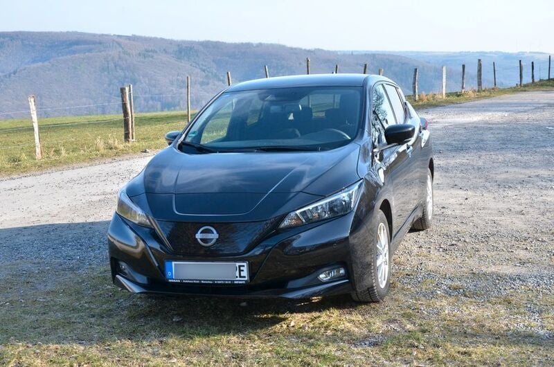 Schwarz Gebraucht 2023 Nissan Leaf N-Connecta Kleinwagen | 15.950 € (Fairer Preis) - Bild 1/4