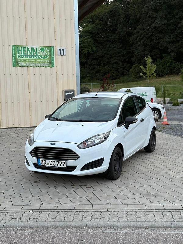 Weiß Gebraucht 2015 Ford Fiesta Kleinwagen | 3.399 € (Fairer Preis) - Bild 1/4