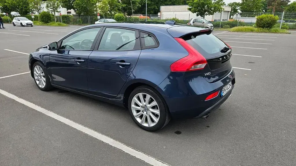 Usata Volvo V40 Momentum 150 CV (110 kW) 2013 Blu Berlina