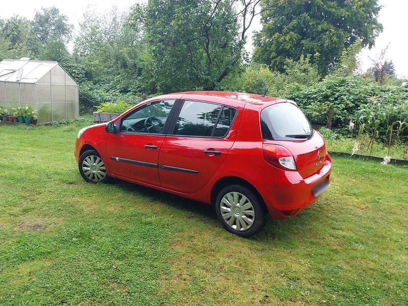 Gebraucht Renault Clio II Expression 75 PS (55 kW) 2011 Rot Kleinwagen