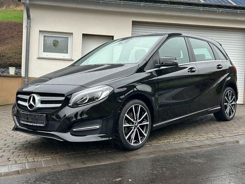 Schwarz Gebraucht 2017 Mercedes B220 Edition Van / Kleinbus | 18.990 € (Fairer Preis) - Bild 1/4