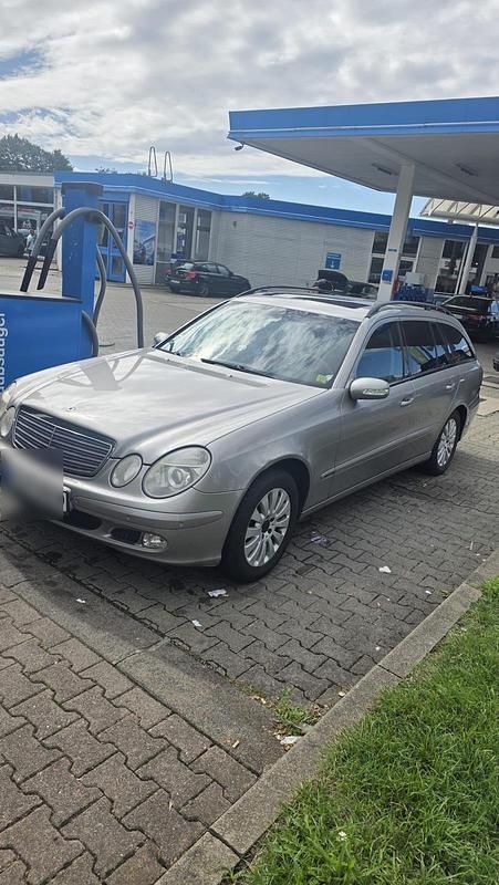 Gold Gebraucht 2003 Mercedes E200 Kombi | 2.450 € - Bild 1/4