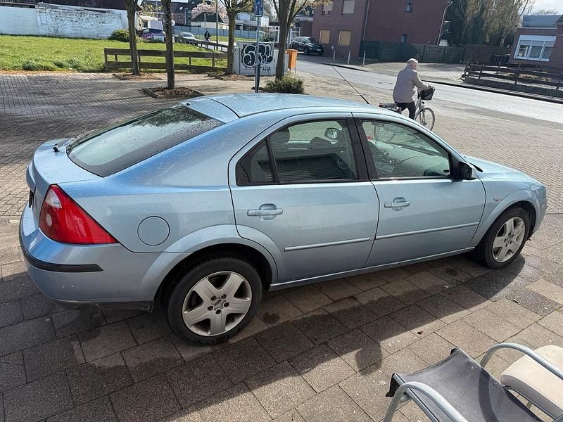 Gebraucht Ford Mondeo 125 PS (91 kW) 2004 Blau Limousine
