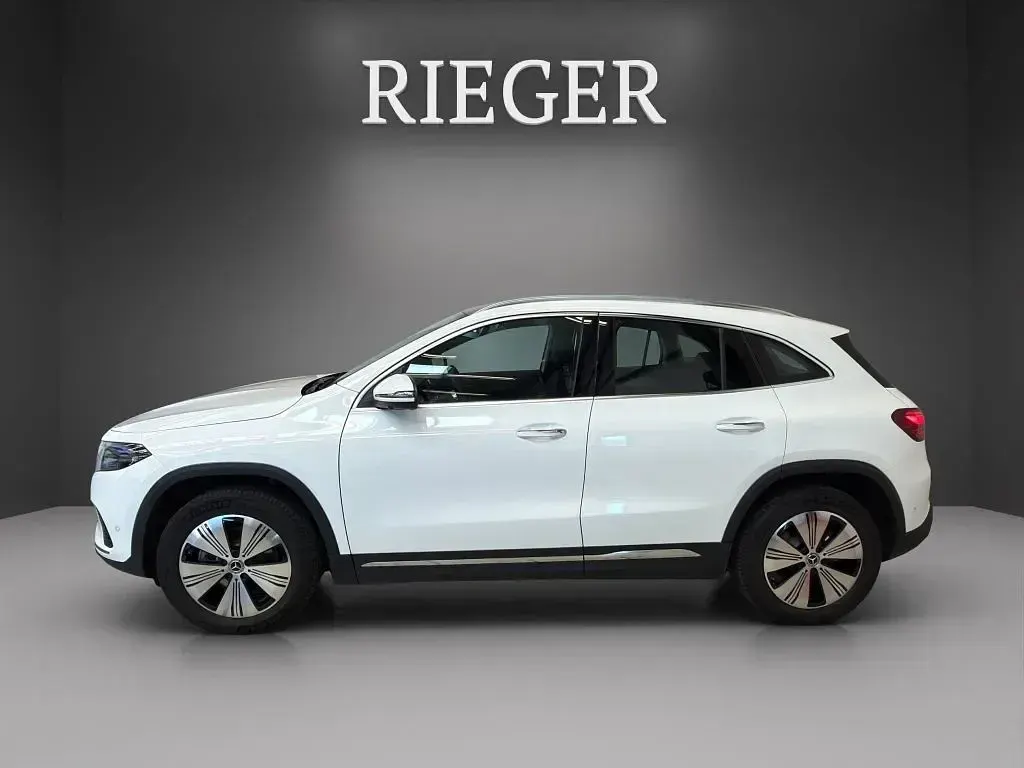 Używany Mercedes EQA300 Progressive 167 kW (228 KM) 2024 Biały SUV