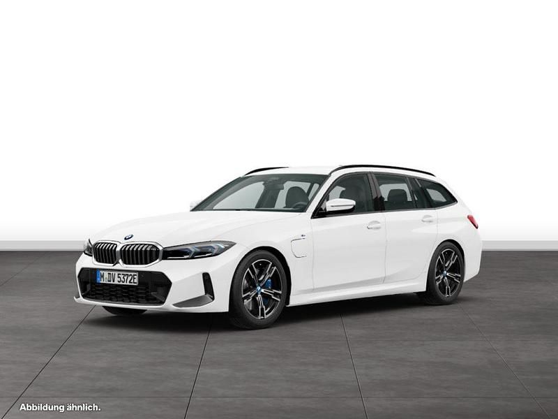 Weiß Gebraucht 2024 BMW 330e Kombi | 46.425 € (Fairer Preis) - Bild 1/4