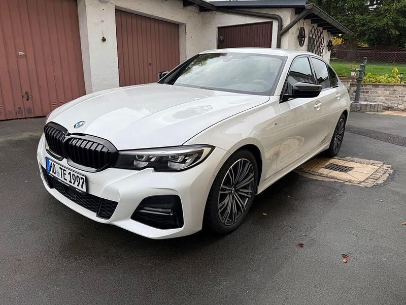 Weiß Gebraucht 2021 BMW 318 M Sport Limousine | 29.900 € (Guter Preis) - Bild 1/4