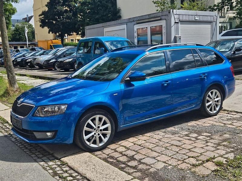 Blau Gebraucht 2016 Skoda Octavia Ambition Kombi | 7.800 € (Guter Preis) - Bild 1/4