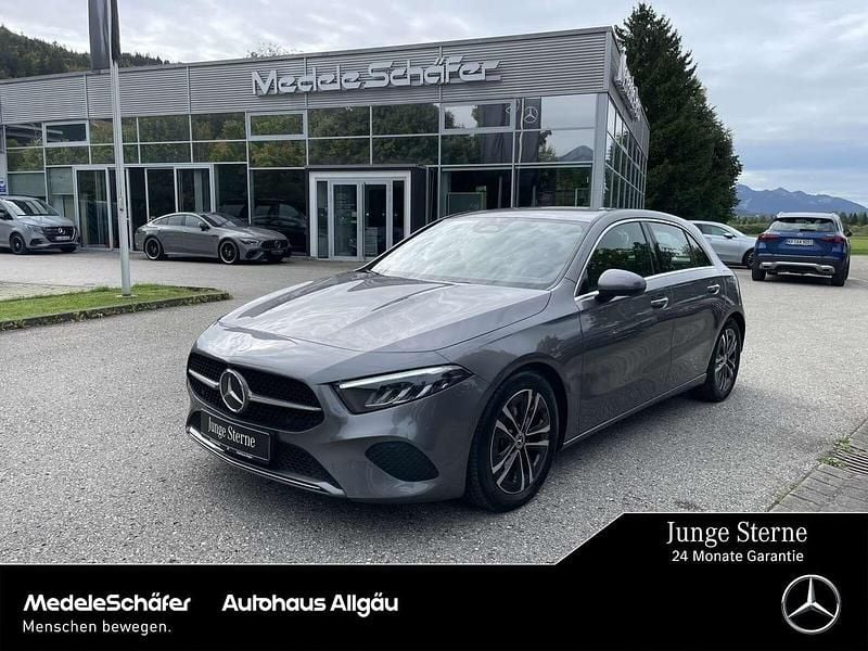 Lack mountaingrau Gebraucht 2024 Mercedes A180 Progressive Limousine | 28.870 € (Fairer Preis) - Bild 1/4