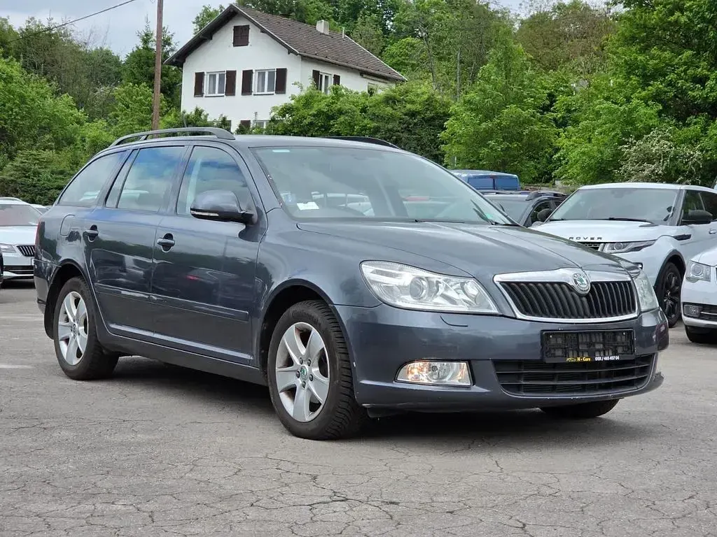 Gebraucht Skoda Octavia Elegance 122 PS (89 kW) 2011 Grau Kombi