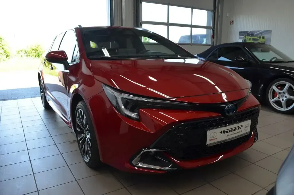 Neu Toyota Corolla 178 PS (130 kW) 2025 Karminarot metallic Kombi