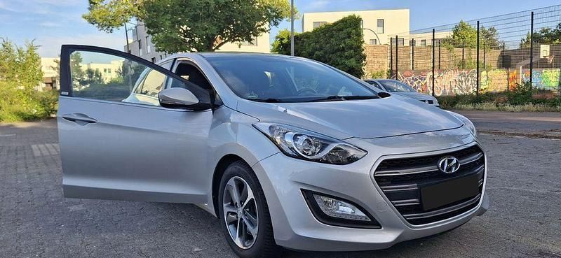 Silber Gebraucht 2016 Hyundai i30 Passion Limousine | 10.290 € (Fairer Preis) - Bild 1/4