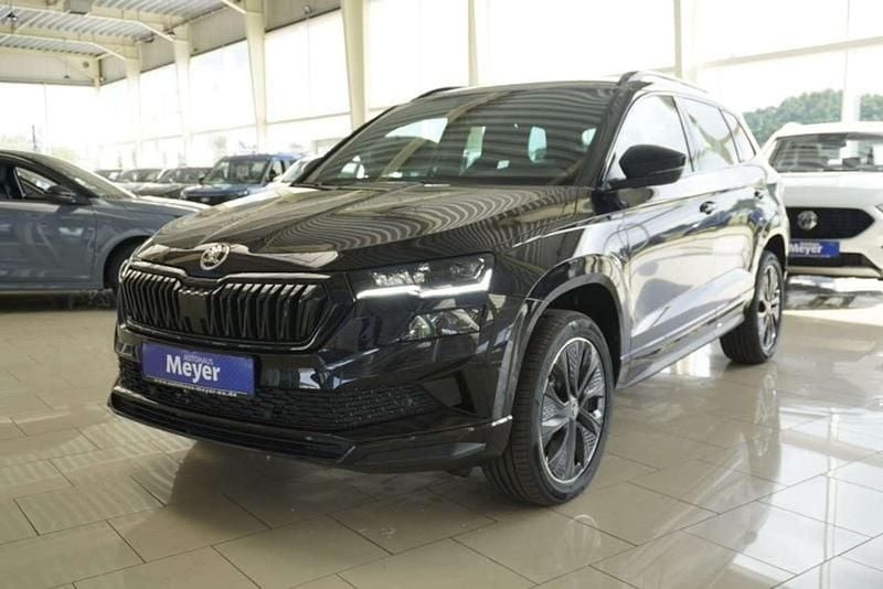 Schwarz Neu 2025 Skoda Karoq SportLine SUV | 34.410 € (Fairer Preis) - Bild 1/4