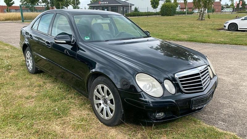 Second-hand Mercedes E200 135 CP (99 kW) 2008 Negru Berlinǎ