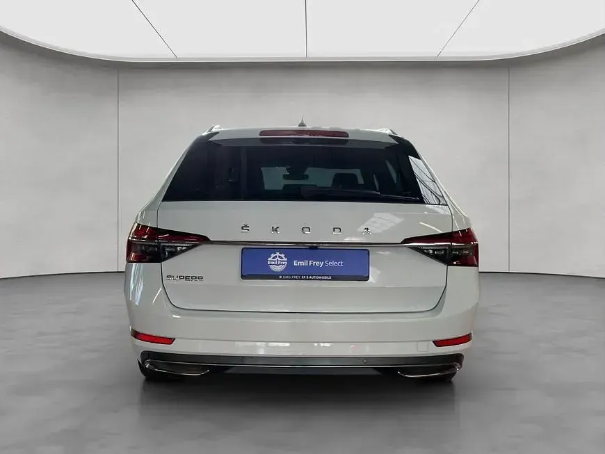 Gebraucht Skoda Superb LAURIN & KLEMENT 150 PS (110 kW) 2023 Moonweiß perleffekt Kombi