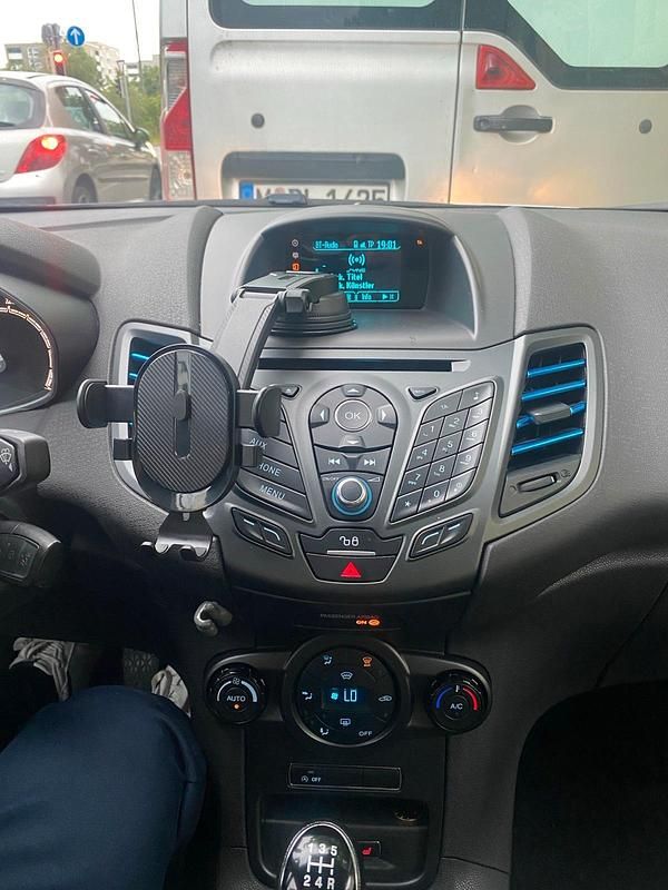 Gebraucht Ford Fiesta Titanium 101 PS (74 kW) 2015 Silber Limousine