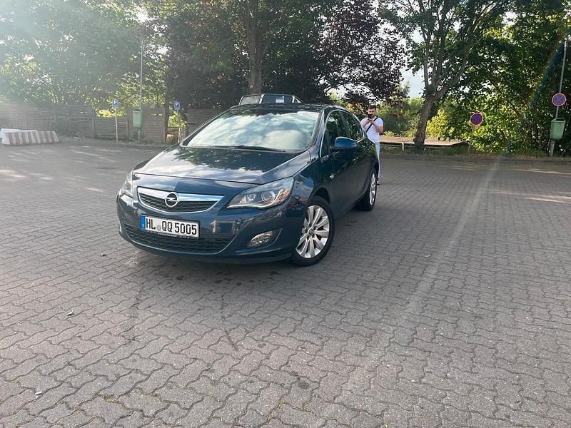 Blau Gebraucht 2010 Opel Astra Limousine | 4.499 € (Guter Preis) - Bild 1/4