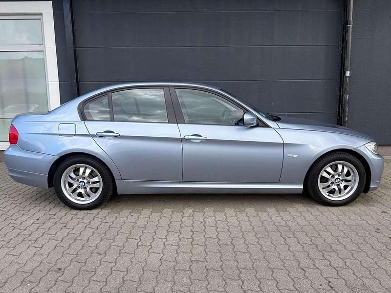 Gebraucht BMW 318 143 PS (105 kW) 2008 Blau Limousine