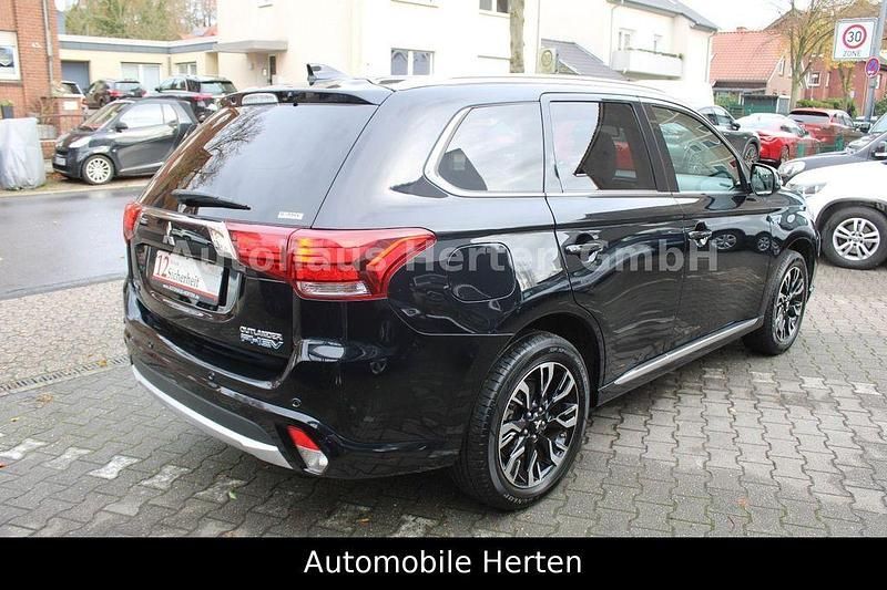 Gebraucht Mitsubishi Outlander P-HEV Top 203 PS (149 kW) 2017 Pantherschwarz (p) SUV